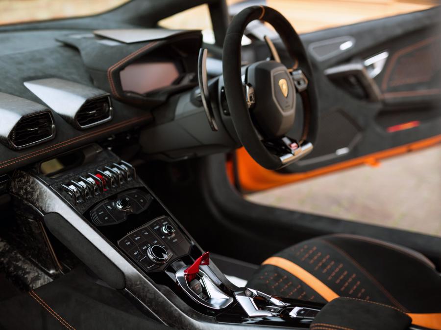 Интерьер Lamborghini Huracan Performante (LB724) 2017 года  (UK) (фото 24 из 24)